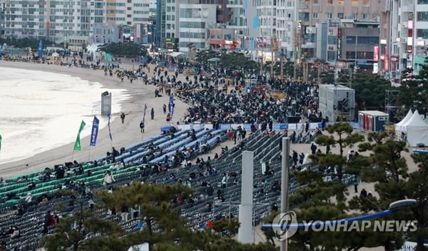 광안리 해변 고층건물서 '폭죽' 수차례 투척…경찰 수사