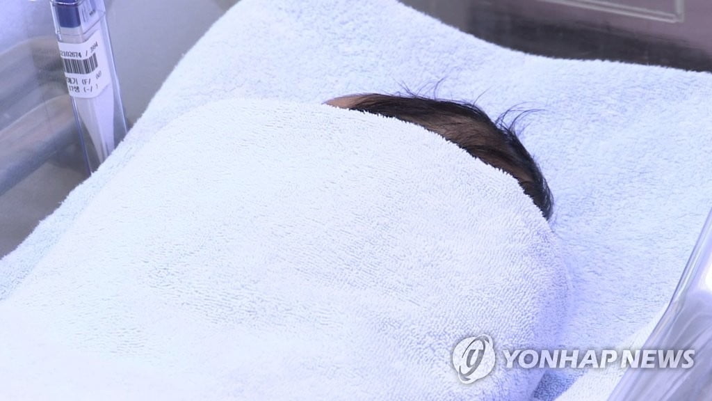 신생아 '셀프 수유' 시킨 조리원…항의하자 "나가라"