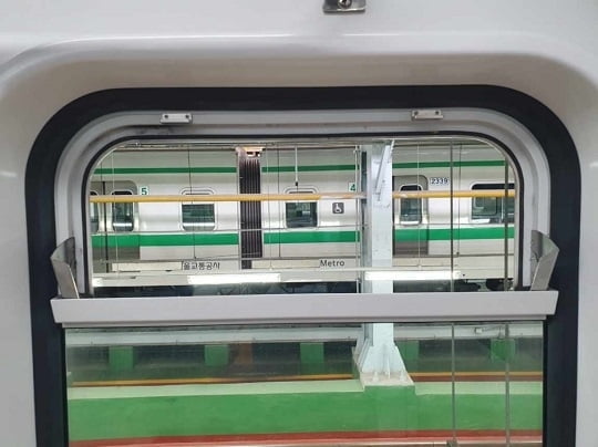 지난달 25일 창문이 사라진 서울 지하철 2호선 열차. (사진=서울교통공사)