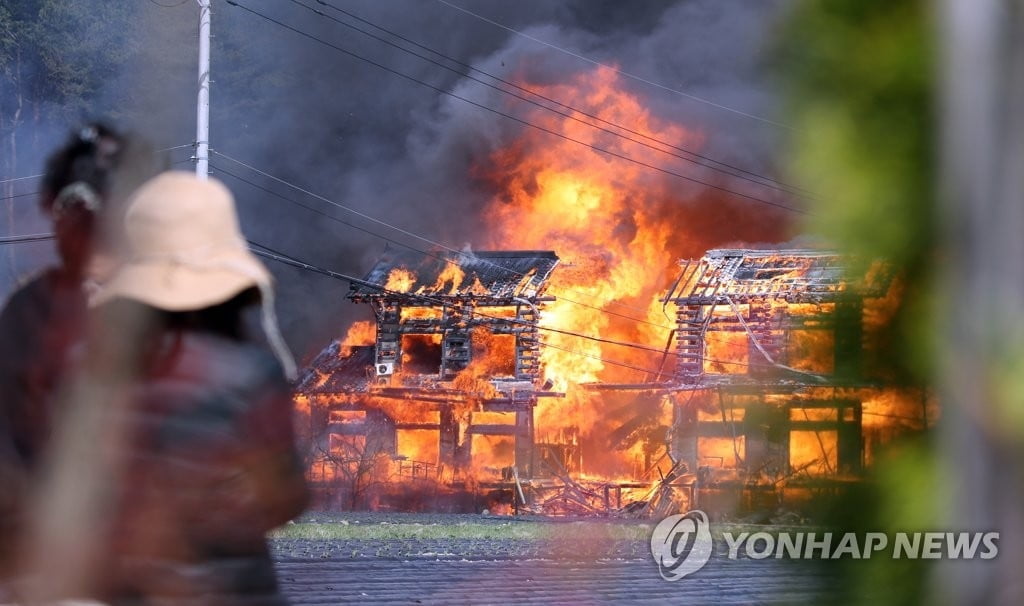 강릉 산불, 8시간만에 주불 진화..."특별재난지역 건의"