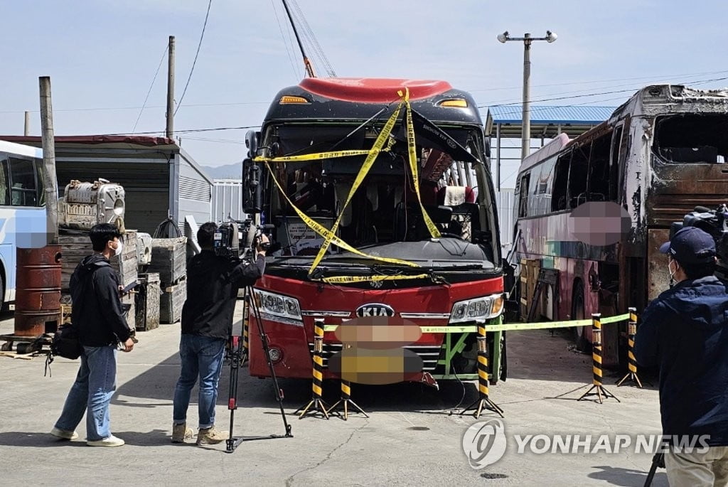 '35명 사상' 충주 관광버스..."기어 바꾸다 시동 꺼졌다"