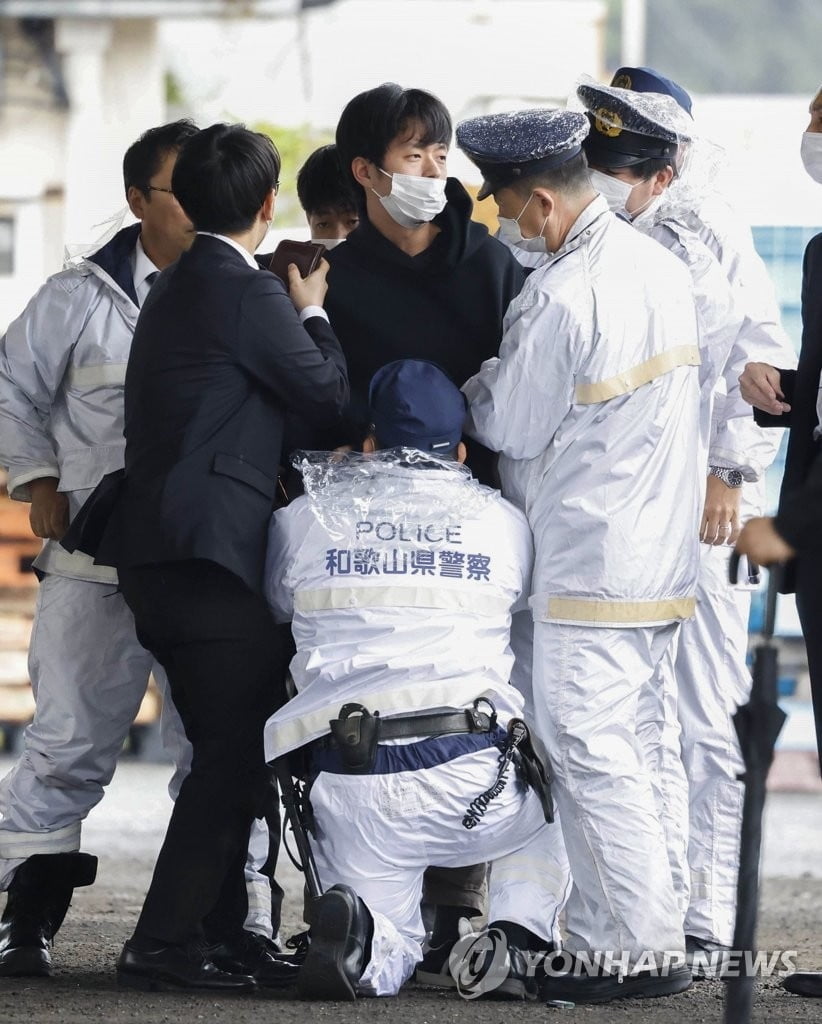 日 폭발물 투척 20대, 배낭속에 칼...자택·소지품 수사