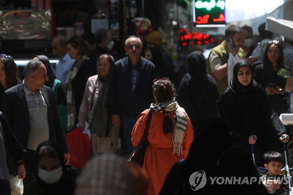 이란서 히잡 미착용 여성 손님 받은 155개 업소 '영업 정지' 조치