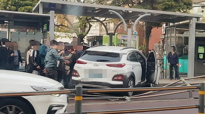 '퇴근길 날벼락'…버스정류장으로 전기 SUV 돌진