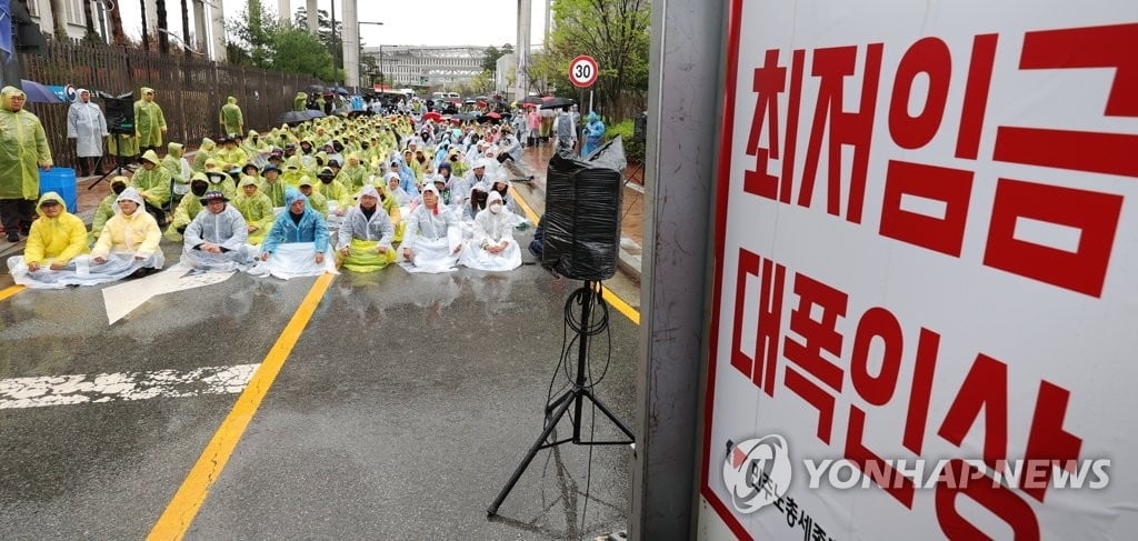 "최저임금 1.2만원 달라"…사상 첫 1만원 넘을까