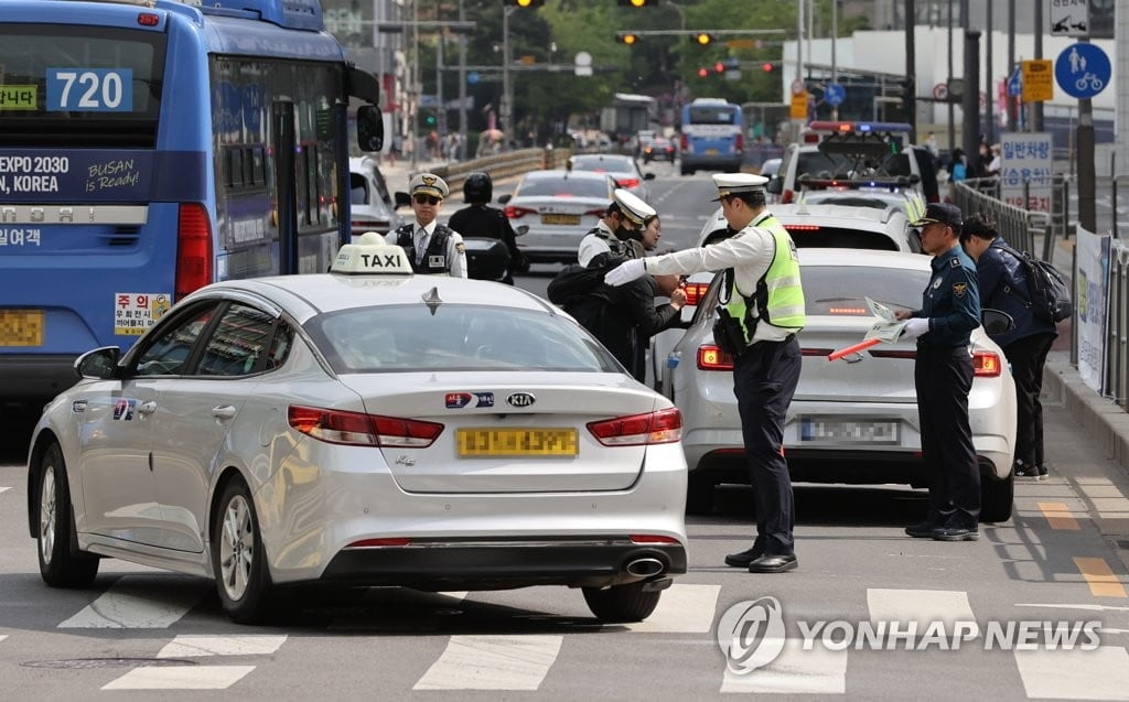 2분에 1대꼴 적발…'우회전 범칙금' 사흘째 혼란