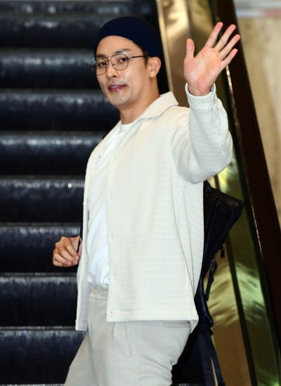 [TEN 포토] 성훈 '뒤돌아 보면 심쿵해'