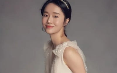'연하 의사♥' 이정현, 애엄마 되기 전…결혼 4주년 자축하며 공개한 웨딩화보