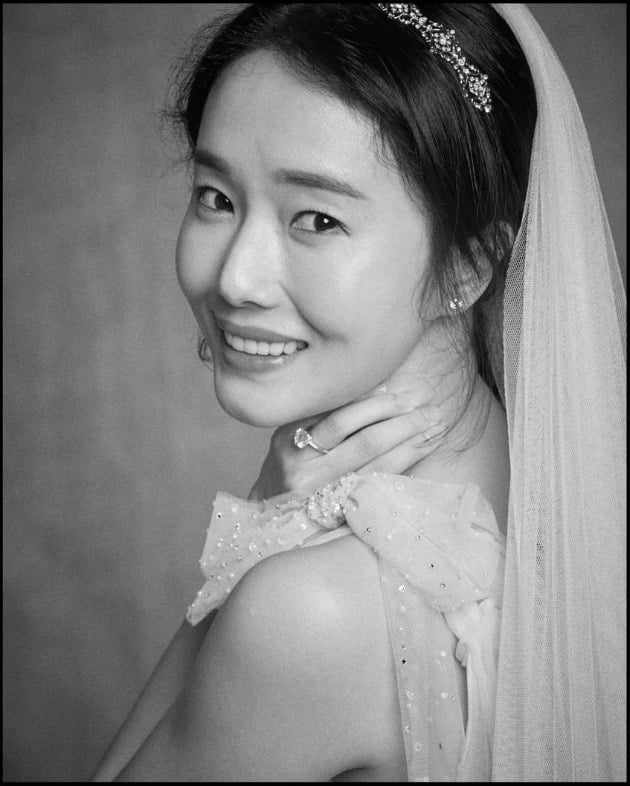 '연하 의사♥' 이정현, 애엄마 되기 전…결혼 4주년 자축하며 공개한 웨딩화보