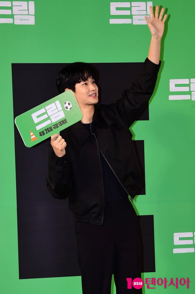 [TEN 포토] 김수현 '팬들에게 특급서비스'