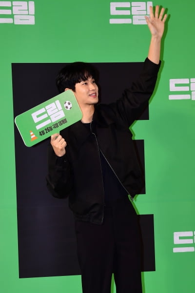 [TEN 포토] 김수현 '팬들에게 특급서비스'