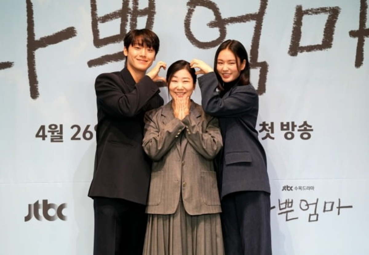 종합 임지연 의식했나…이도현 더글로리와 아예 달라 라미란 100점 만점에 25점 나쁜엄마 | 텐아시아 종합 임지연 의식했나…이도현 더글로리와 아예 달라 라미란 100점 만점에 25점 나쁜엄마 | 텐아시아