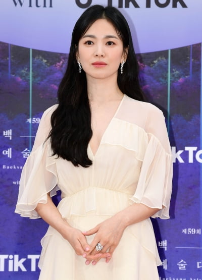 [TEN 포토] 송혜교 '깊게파인 V넥'