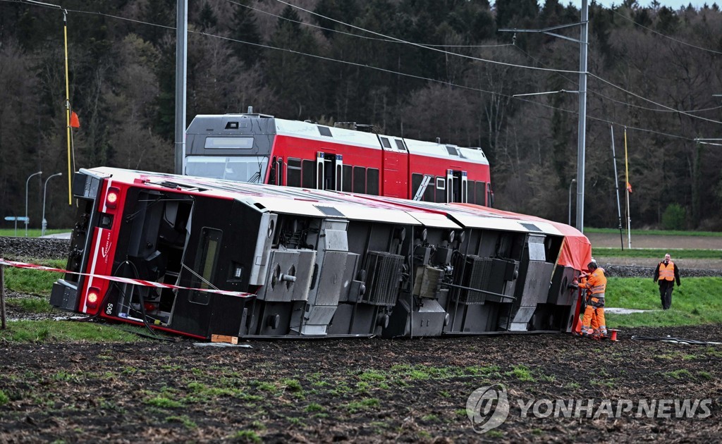 스위스서 악천후 속 열차 탈선사고 잇따라…12명 이상 부상