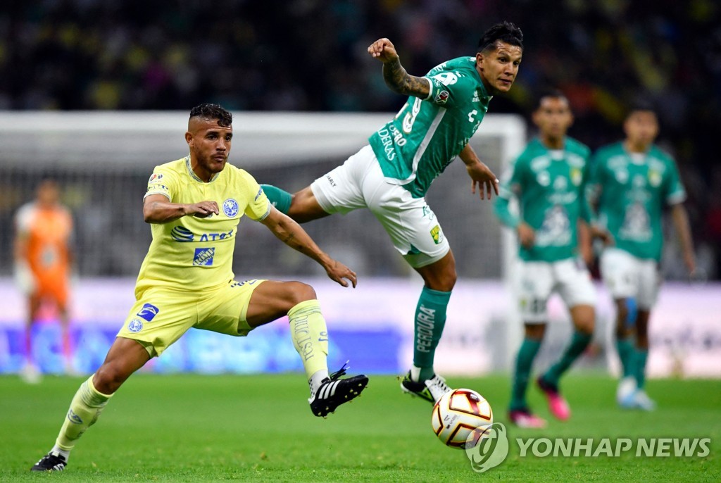 멕시코 축구리그서 심판이 항의 선수 중요부위 '무릎찍기'