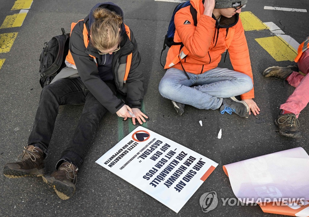 독일 법원, 도로 반복봉쇄 기후활동가들에 최고 5개월 징역형