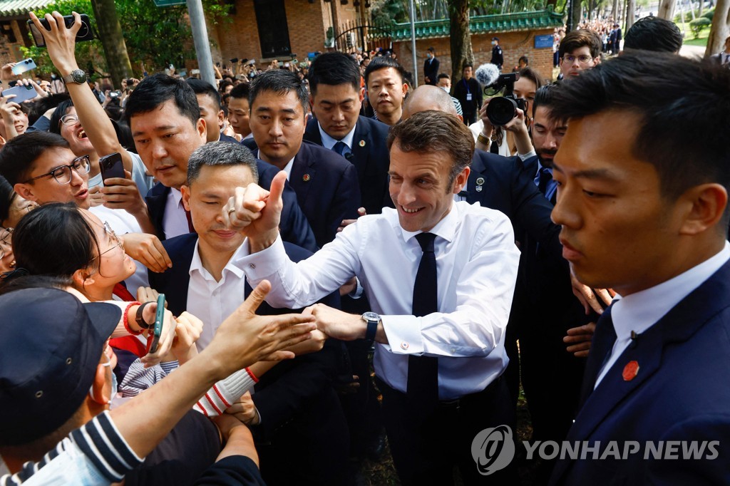 마크롱 중국서 아이돌급 환영 받아…외교·경제 실익은