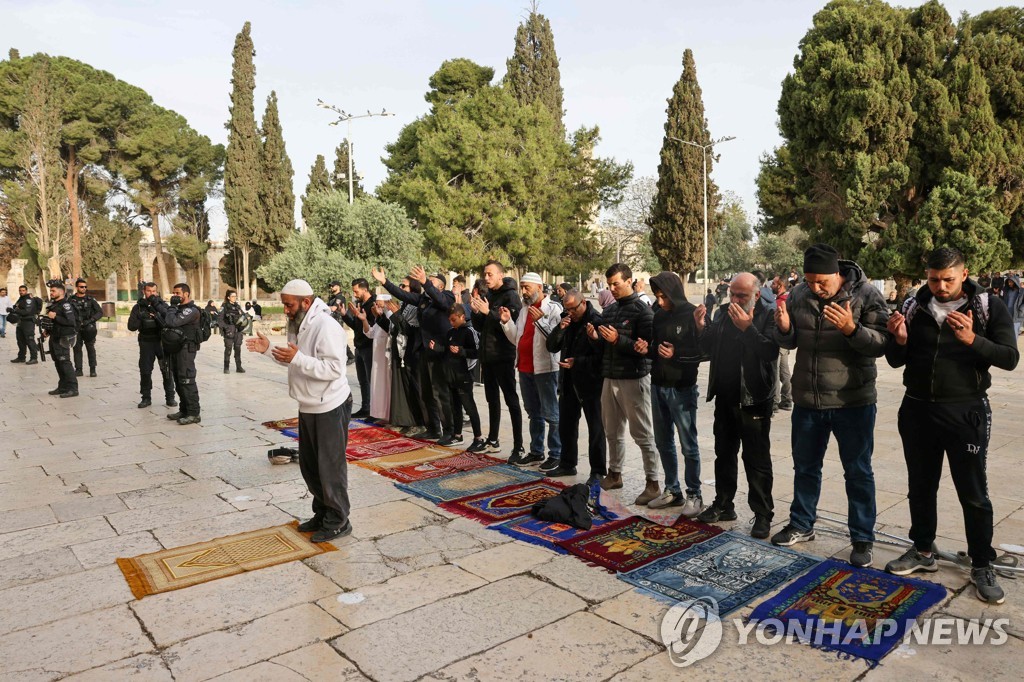 또 성지 걸어잠근 팔레스타인 주민들…이스라엘, 강경진압 자제