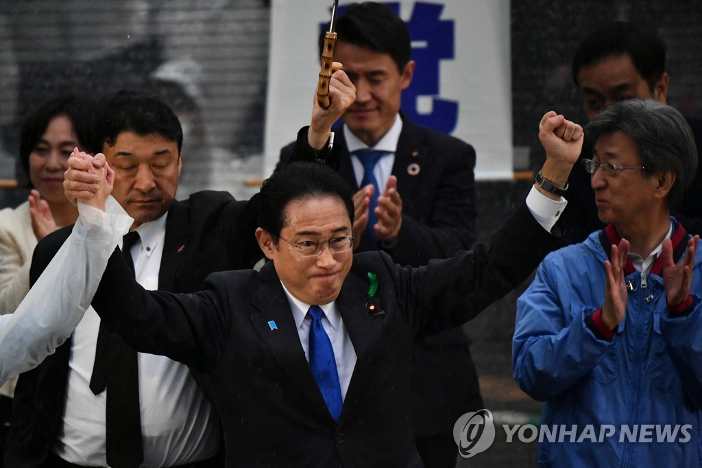 "日총리 1ｍ 옆까지 날아온 은색통서 '쾅'"…아수라장 된 유세장(종합)