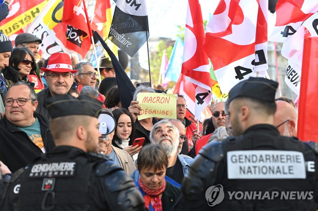 연금개혁 후폭풍 달래기 나선 마크롱…규탄 시위는 여전