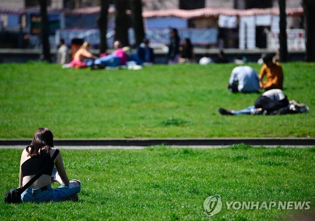 "내 마당서 나체로 선탠할 권리 있다" 獨 건물주 승소