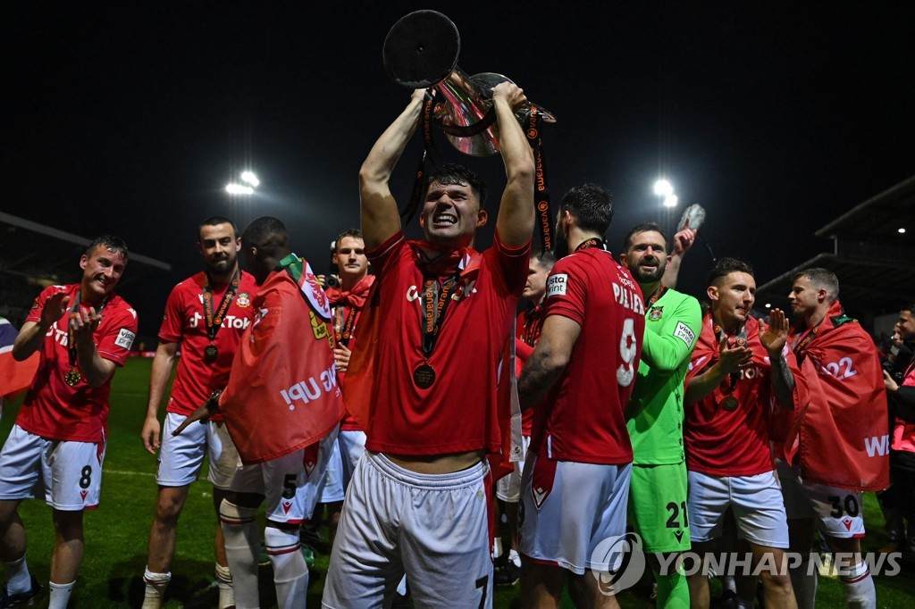 '데드풀' 구단주 둔 렉섬, 5부 우승…15년 만에 英프로축구 복귀