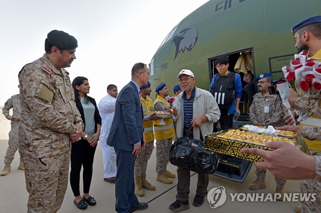 [월드＆포토] "이젠 살았다"…필사 탈출 끝에 사우디 도착한 수단 교민들