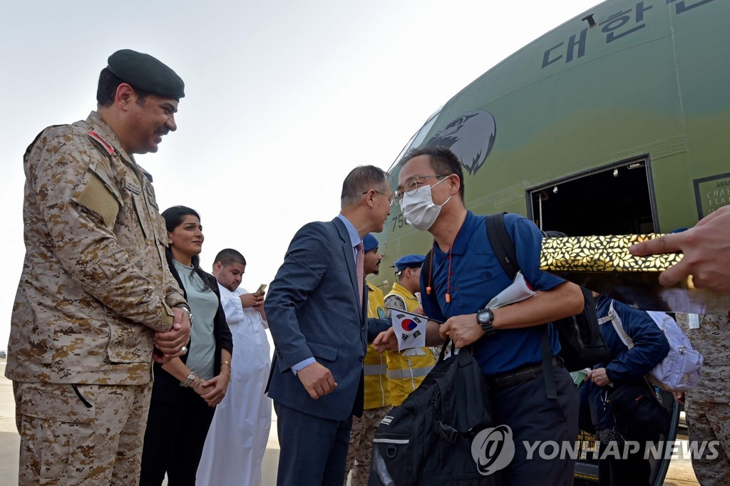 [월드＆포토] "이젠 살았다"…필사 탈출 끝에 사우디 도착한 수단 교민들