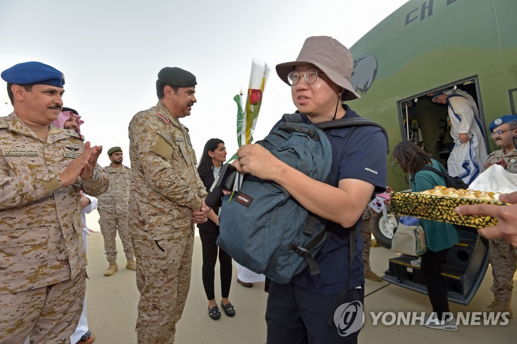 [월드＆포토] "이젠 살았다"…필사 탈출 끝에 사우디 도착한 수단 교민들