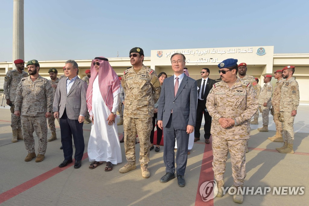 [월드＆포토] "이젠 살았다"…필사 탈출 끝에 사우디 도착한 수단 교민들