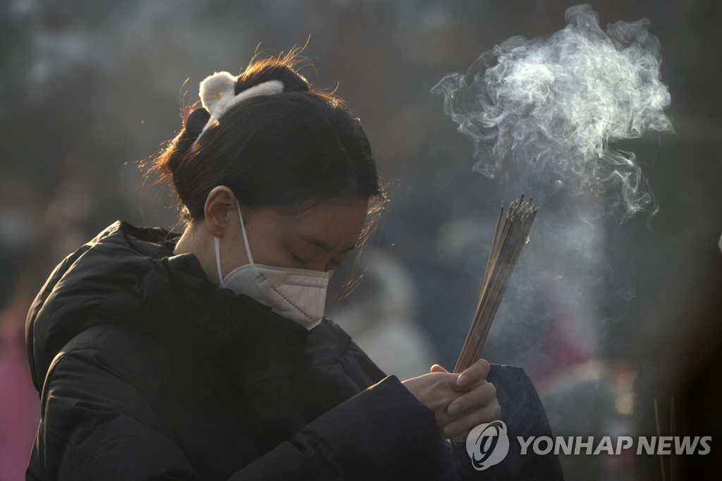 "中 일상 재개 후 불안한 청춘들 종교 사원 몰려들어"