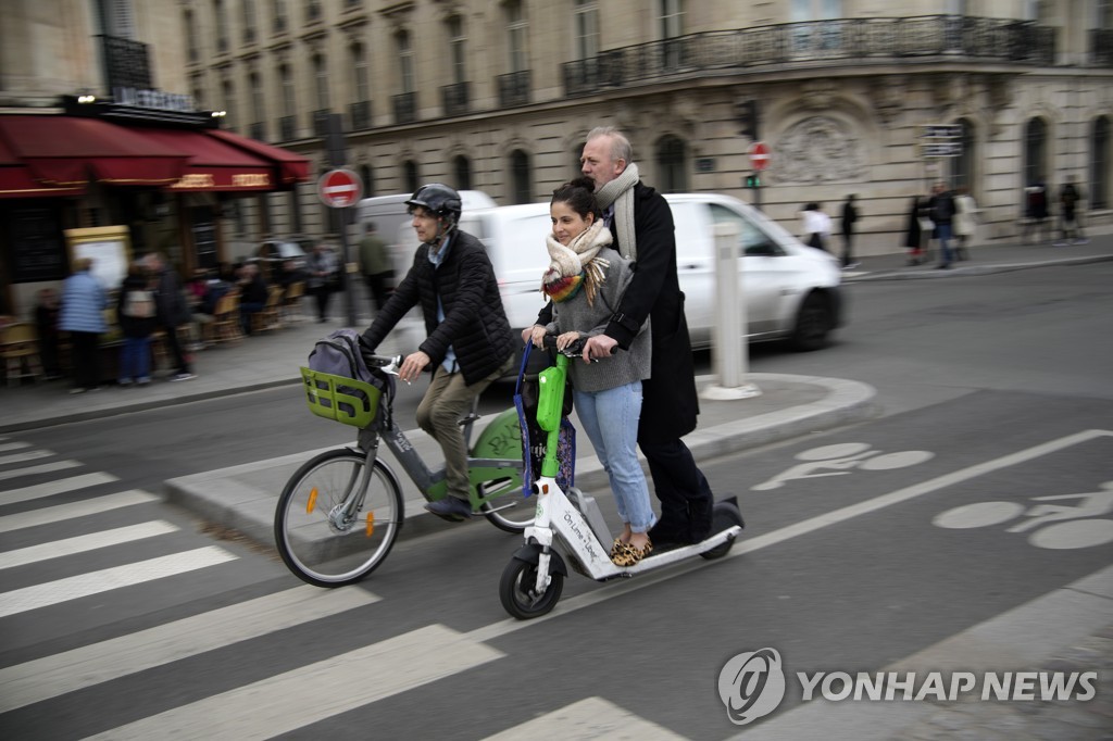 프랑스 파리, 주민투표서 '전동 킥보드 대여 금지' 결정