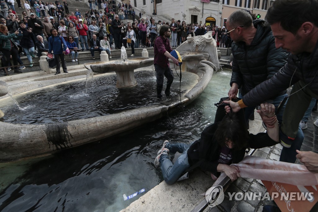 극성 환경단체, 이번엔 로마 명물 스페인 광장 분수 먹물 투척