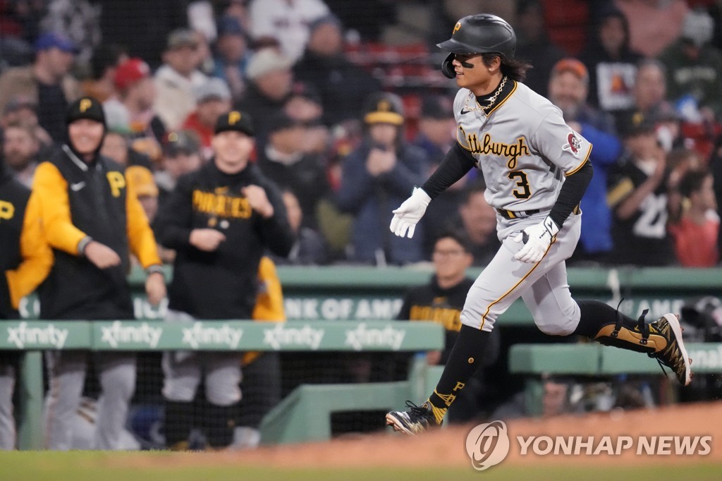 피츠버그 배지환, 그린 몬스터 넘겨 MLB 통산 첫 홈런 폭발