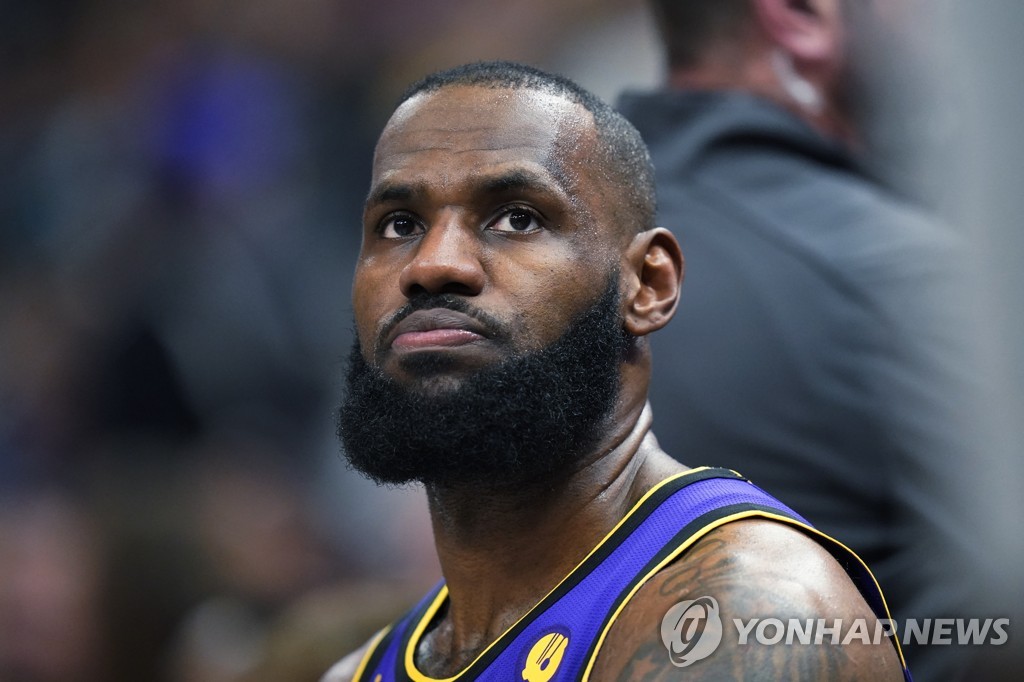 '제임스 37점' NBA 레이커스 4연승…서부 PO 직행 티켓은 어디로