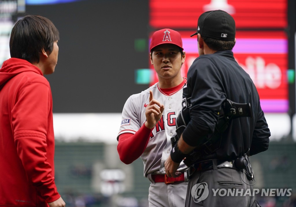 오타니, 투수와 타자로 잇달아 MLB '피치 클록' 위반