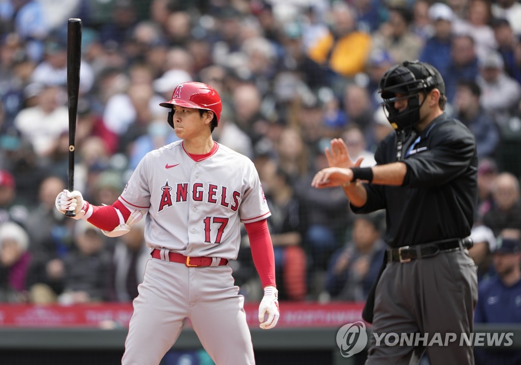 오타니, 투수와 타자로 잇달아 MLB '피치 클록' 위반