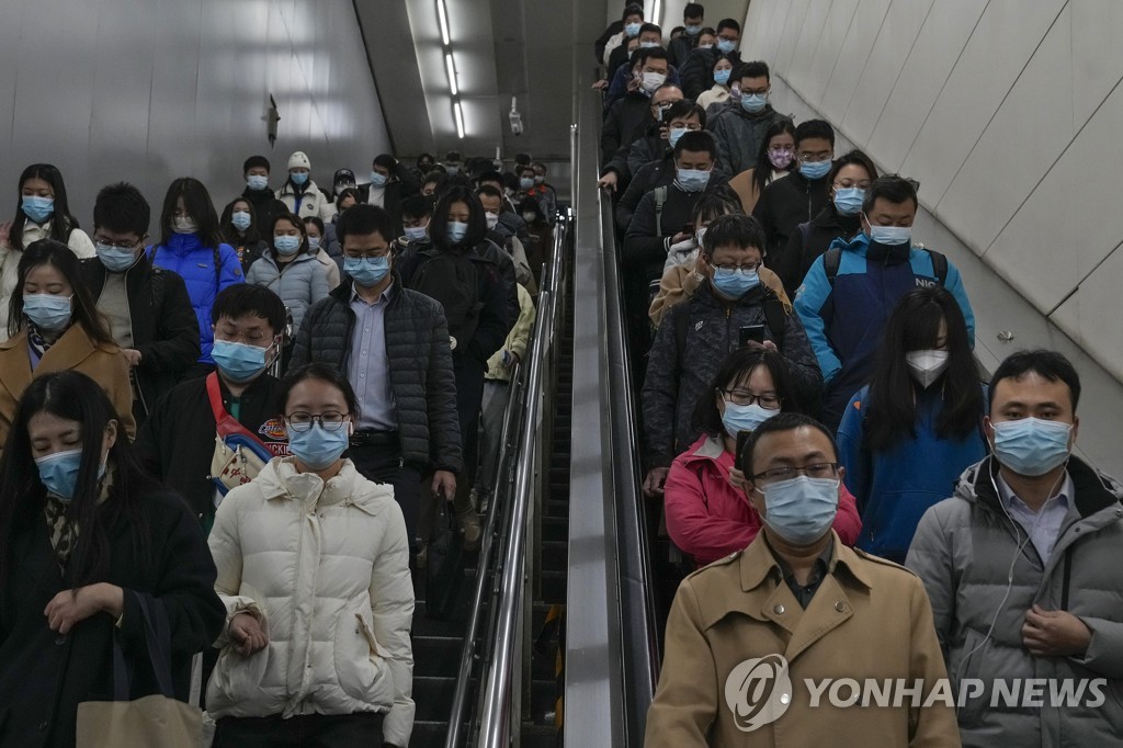 "한 시대가 지난듯" 中베이징 지하철 마스크 의무 폐지