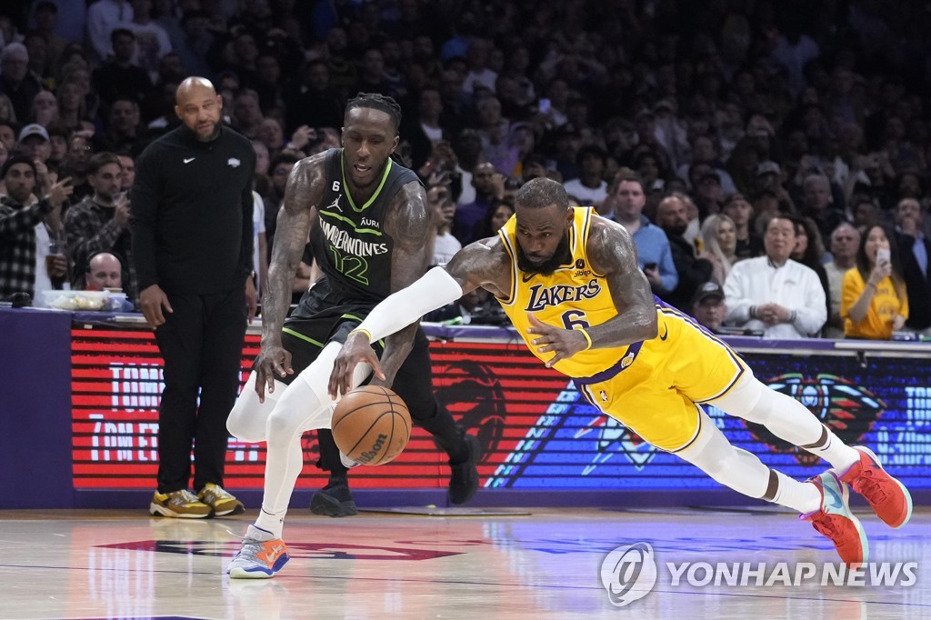 제임스·데이비스 54점 25리바운드 합작…NBA 레이커스, PO 진출