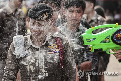 [월드&포토] 물벼락 맞아도 웃음…태국 송끄란 물축제