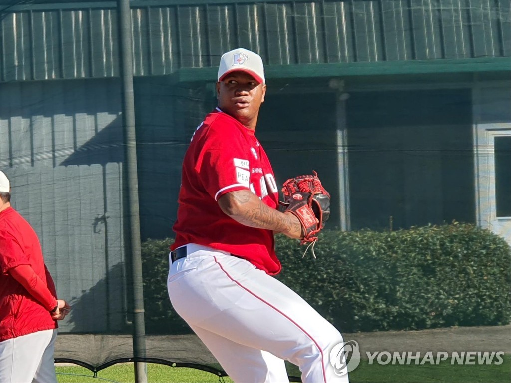 부상자 속출…프로야구 개막과 동시에 각 구단 한숨 '푹푹'