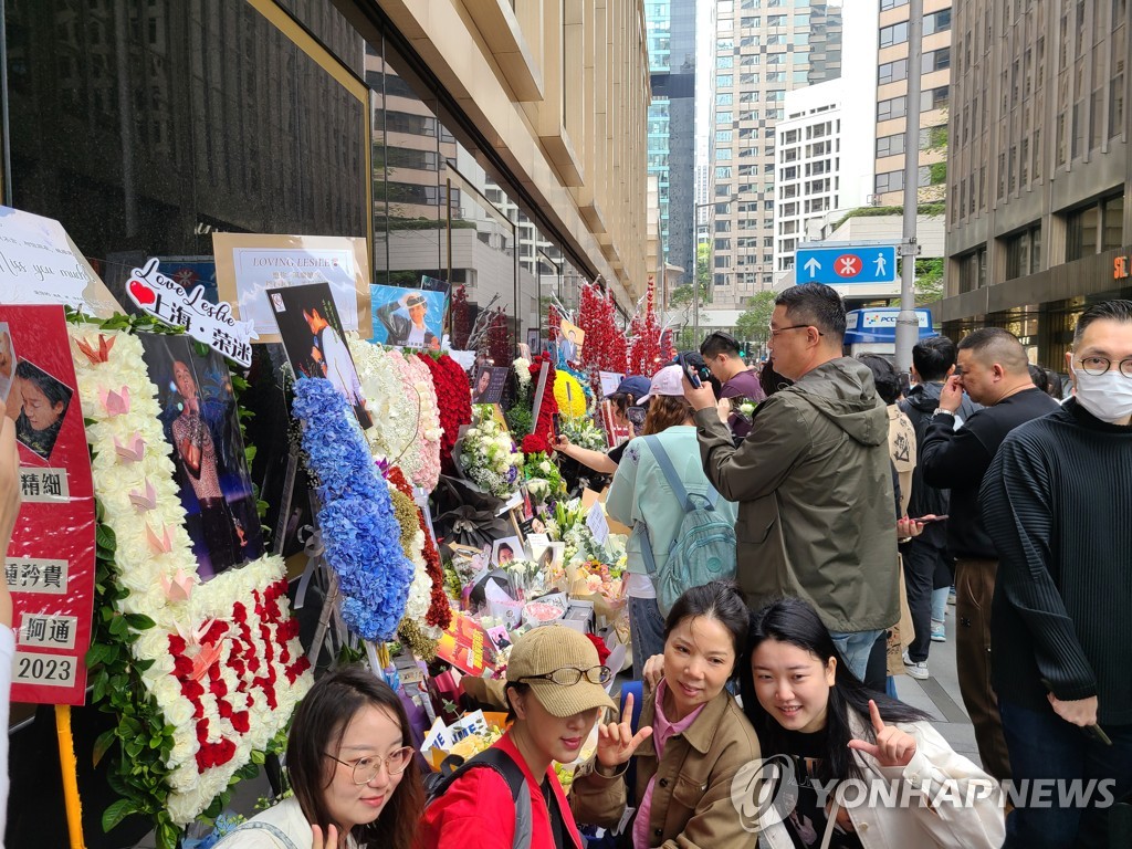 [월드&포토] 거짓말처럼 떠난 장국영 20주기…"4년만에 상하이에서 왔어요"