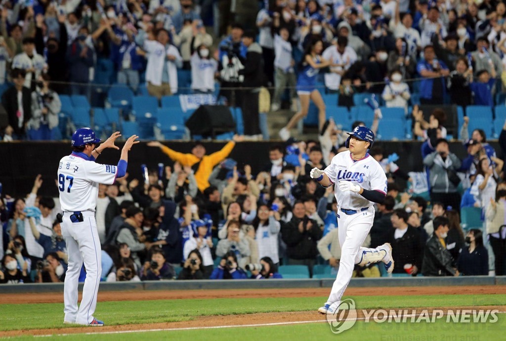 거침없는 롯데, 키움 꺾고 13년 만의 8연승·11년 만의 1위(종합)