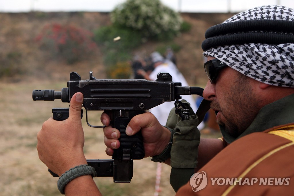 '기시다 테러'로 김정은 경호에 변화?…경호원들 손에 검정가방