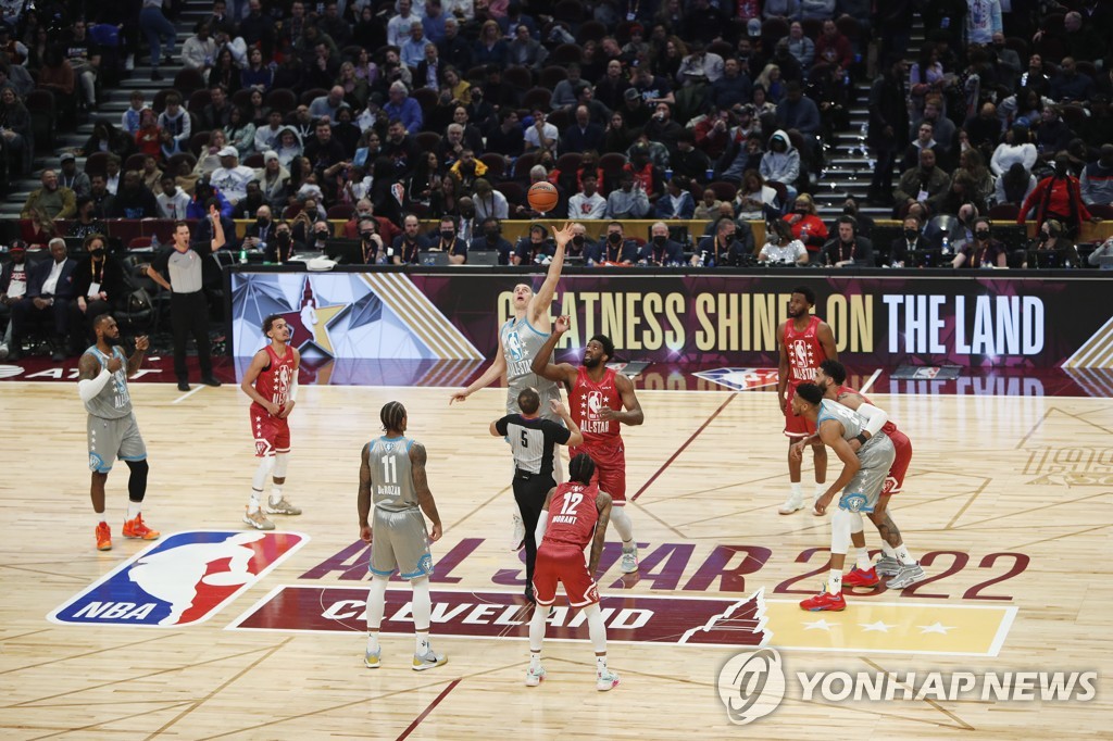 NBA MVP 향방은…2시즌 연속 요키치에 진 엠비드, 이번엔 웃을까