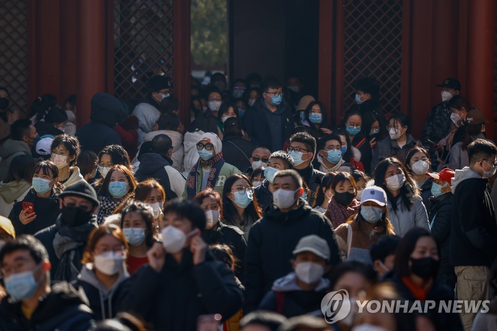 "中 일상 재개 후 불안한 청춘들 종교 사원 몰려들어"