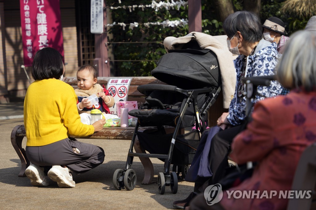 육아휴직 동료에 수당·축하금 500만원…日기업도 저출산 대책