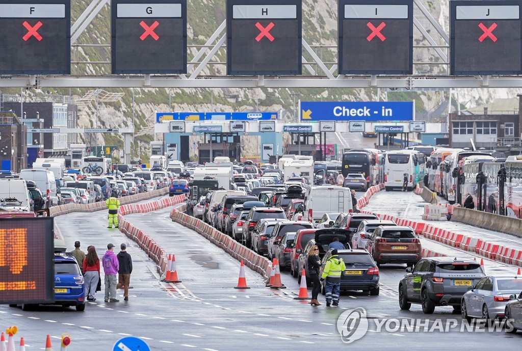 英 유럽행 버스 도버항 통과에 15시간…정부 "브렉시트 탓"(종합)