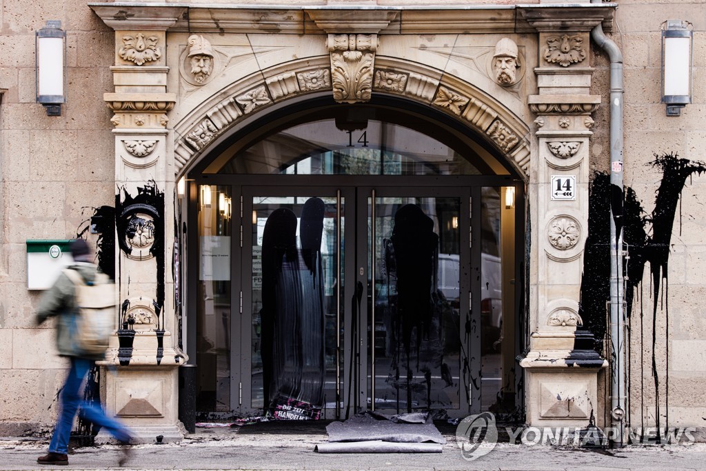 내연기관차 퇴출 막자 흑색칠…베를린서 기후활동가 60여명 체포