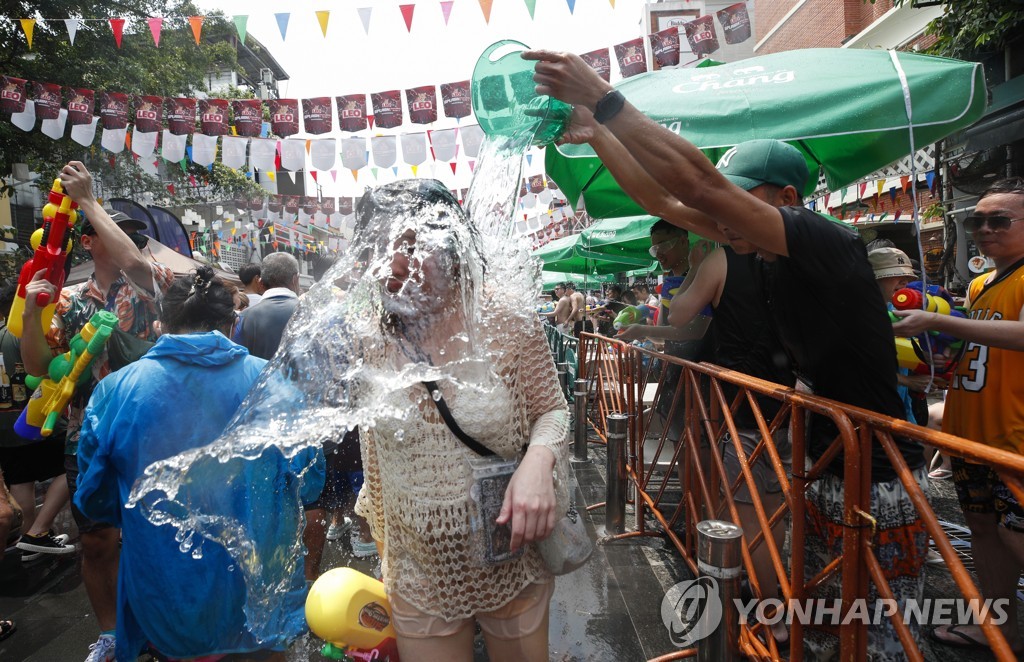 [월드&포토] 물벼락 맞아도 웃음…태국 송끄란 물축제